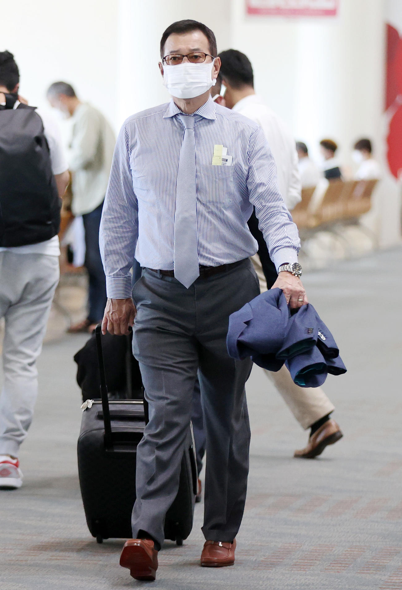 那覇空港から搭乗する巨人原監督（撮影・狩俣裕三）