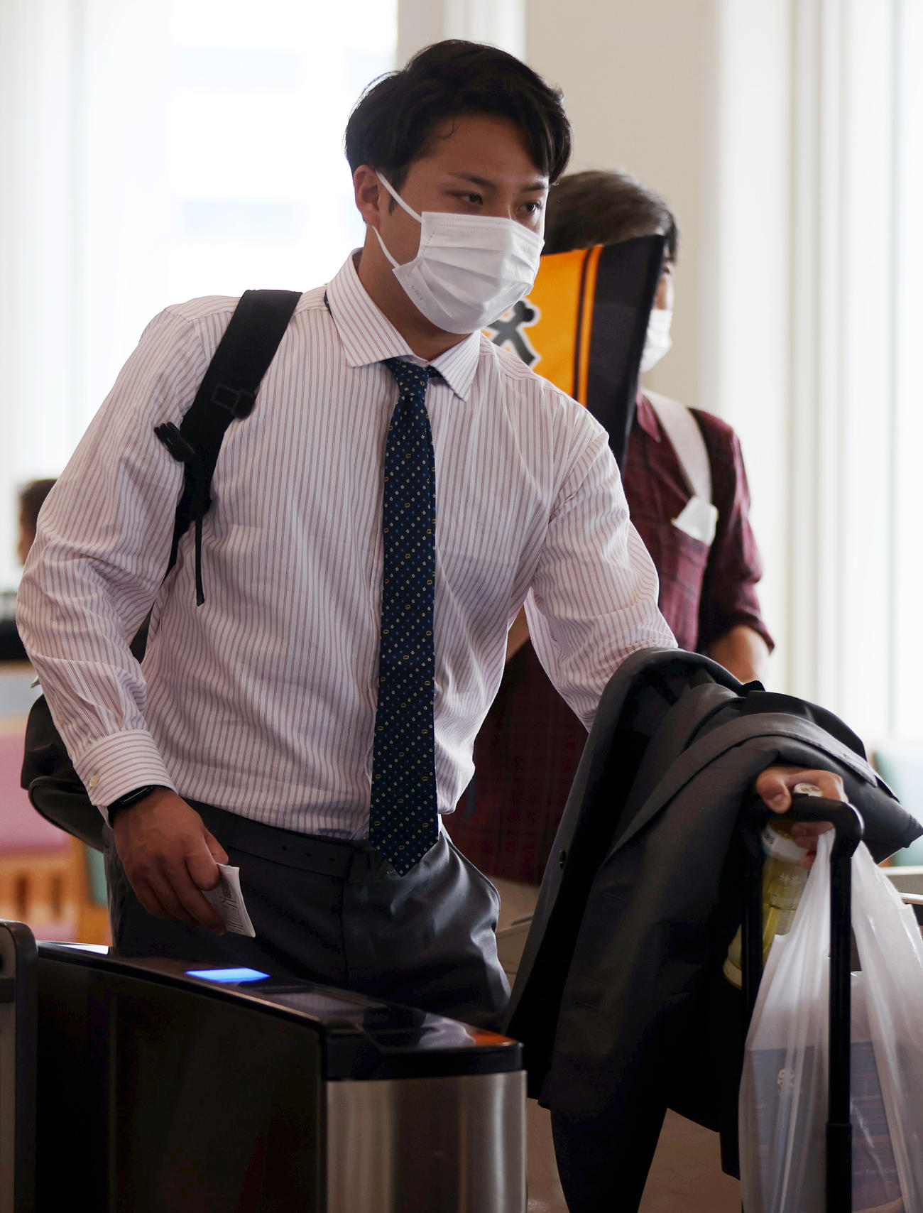 那覇空港から搭乗する巨人今村（撮影・狩俣裕三）