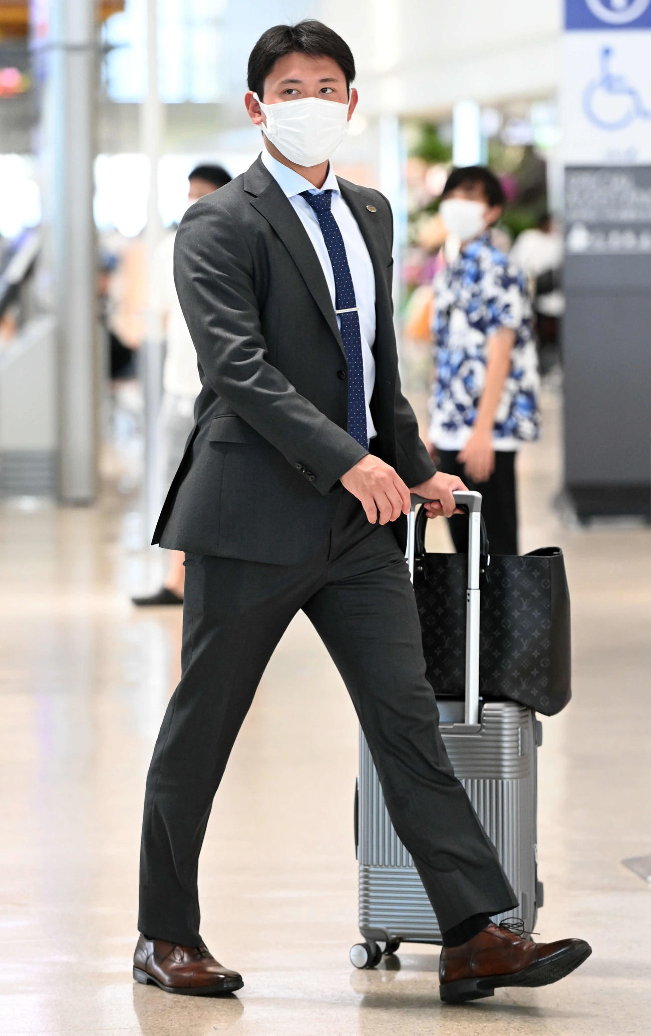 大阪へ移動する巨人平内（撮影・たえ見朱実）