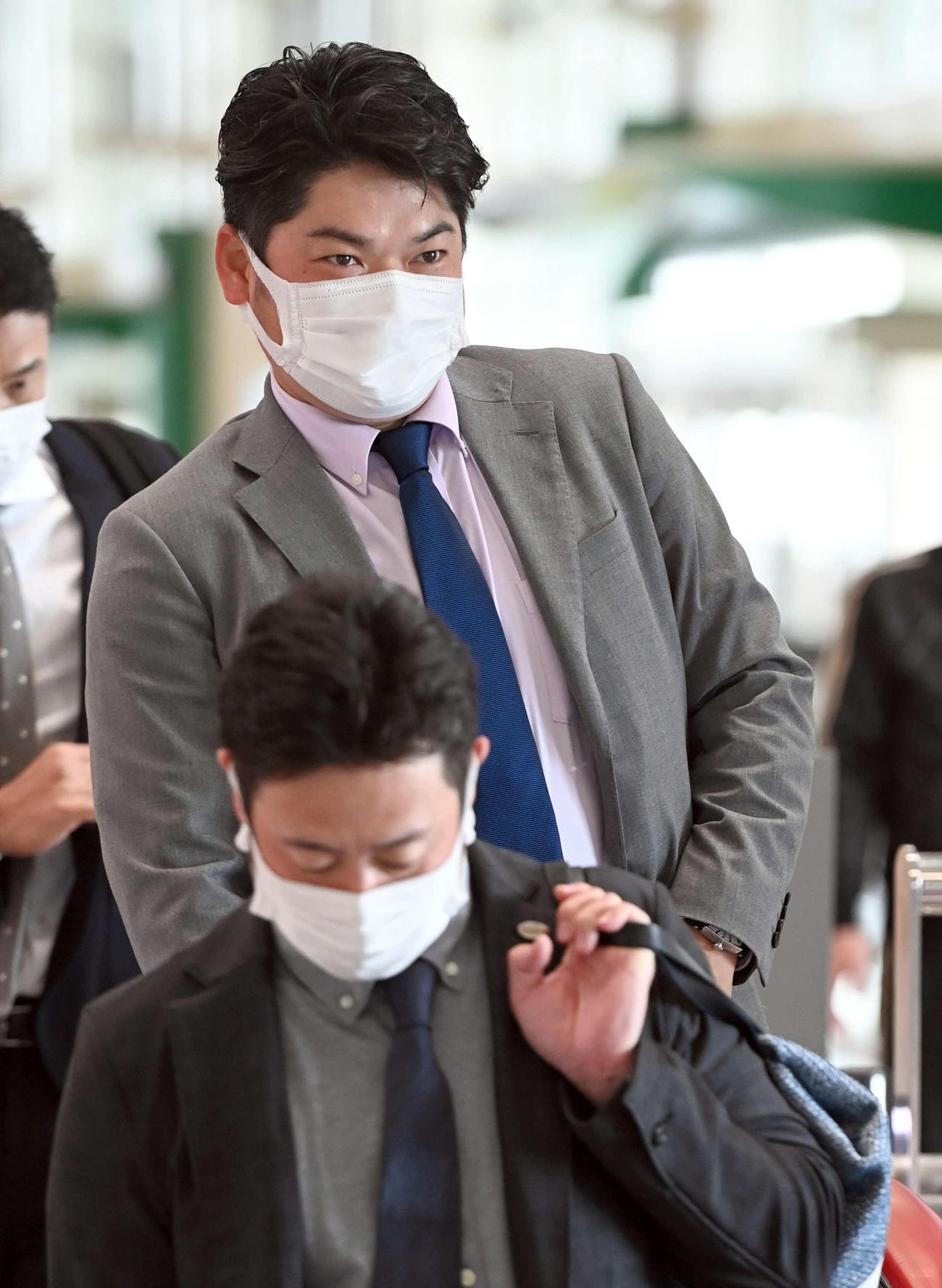 大阪へ移動する巨人横川打撃コーチ（撮影・たえ見朱実）