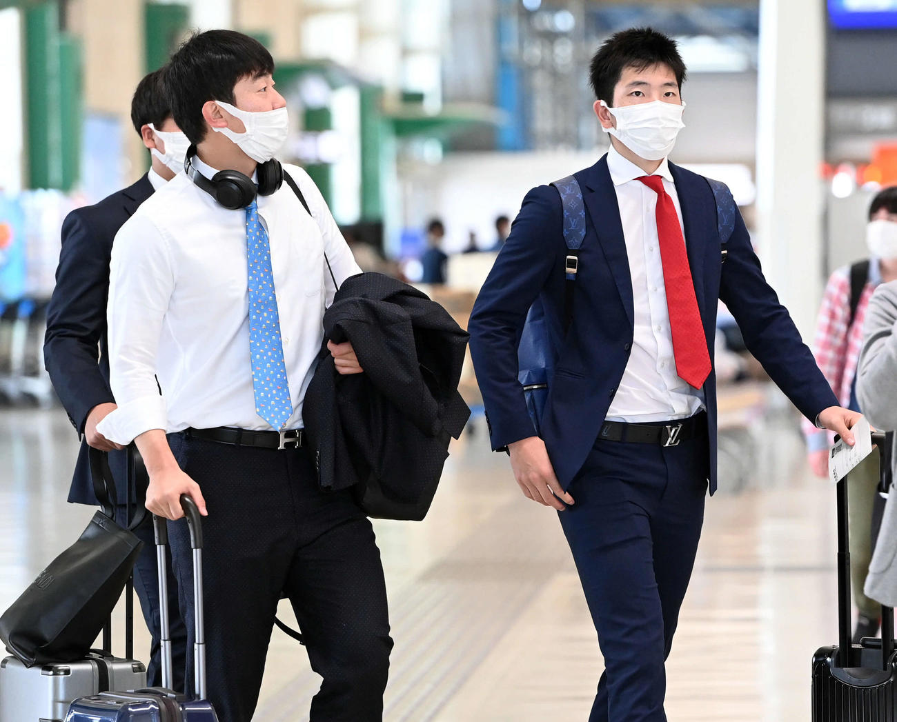 大阪へ移動する巨人戸郷（右）と畠（撮影・たえ見朱実）