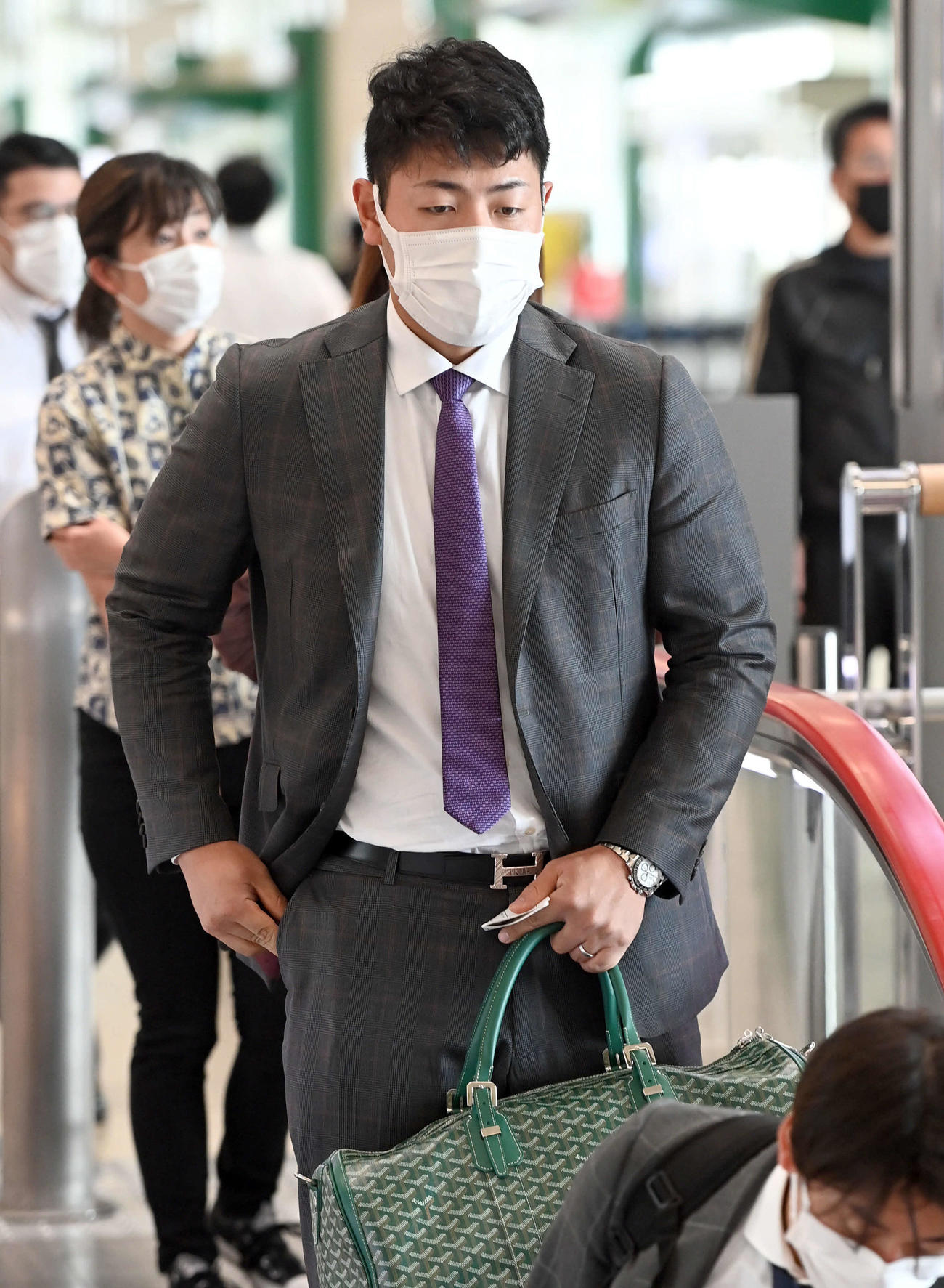 大阪へ移動する巨人岡本和（撮影・たえ見朱実）