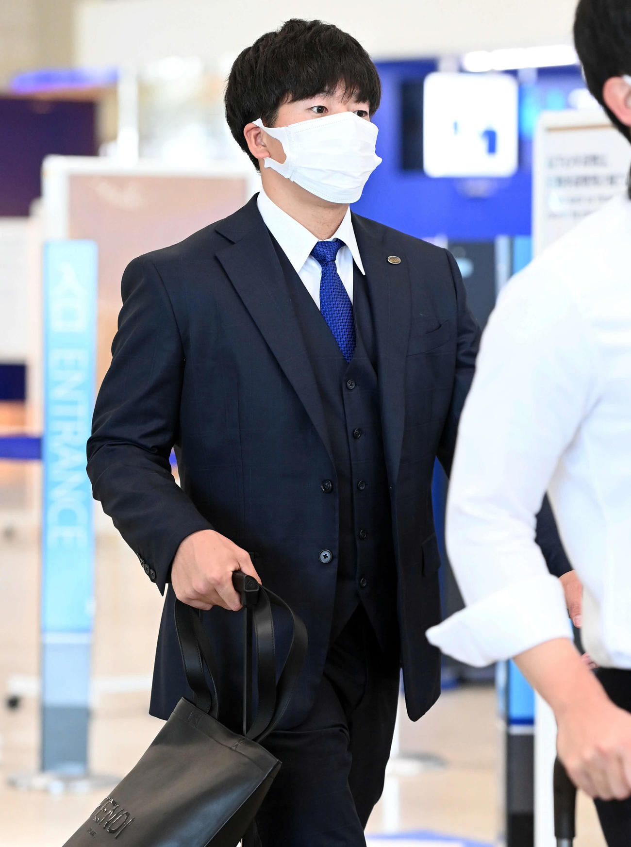 大阪へ移動する巨人大勢（撮影・たえ見朱実）