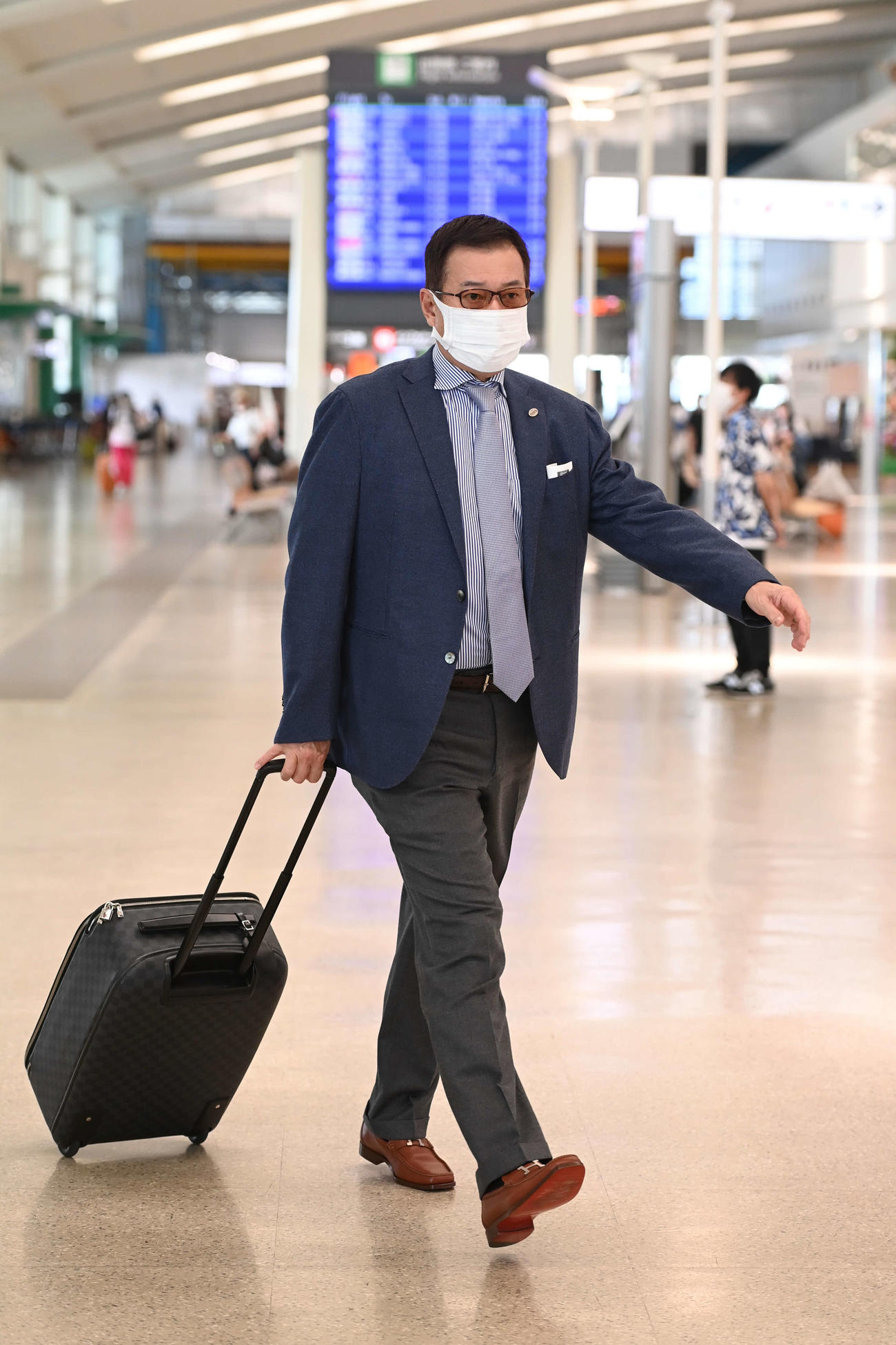 大阪へ移動する巨人原監督（撮影・たえ見朱実）