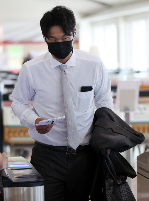 那覇空港から搭乗する巨人吉川（撮影・狩俣裕三）