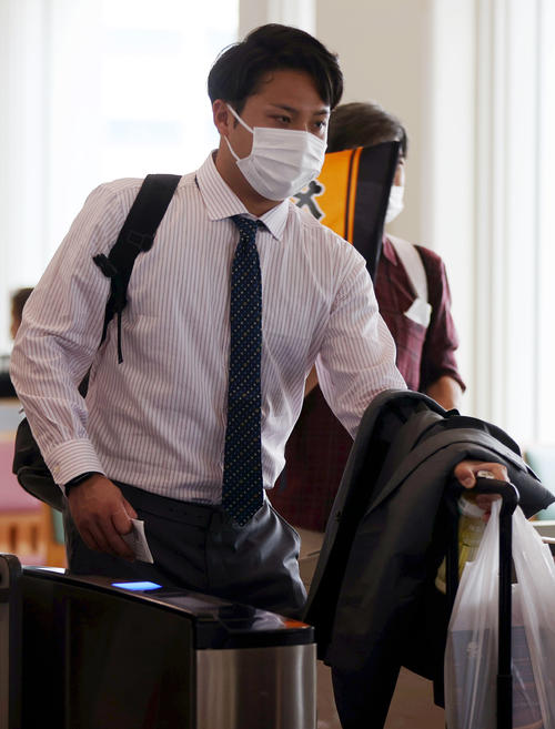 那覇空港から搭乗する巨人今村（撮影・狩俣裕三）