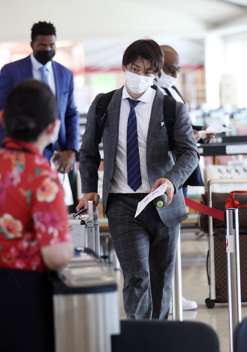 那覇空港から搭乗する巨人高梨（撮影・狩俣裕三）