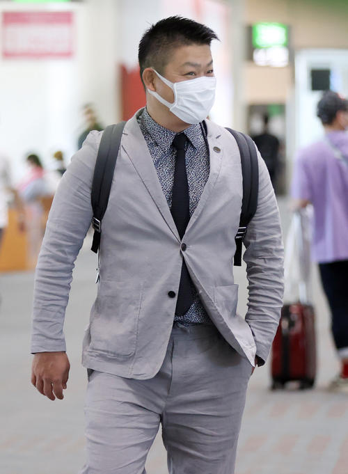 那覇空港から搭乗する巨人村田打撃兼内野守備コーチ（撮影・狩俣裕三）