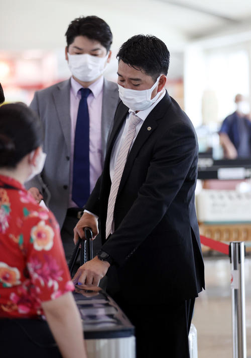那覇空港から搭乗する巨人実松バッテリーコーチ（撮影・狩俣裕三）