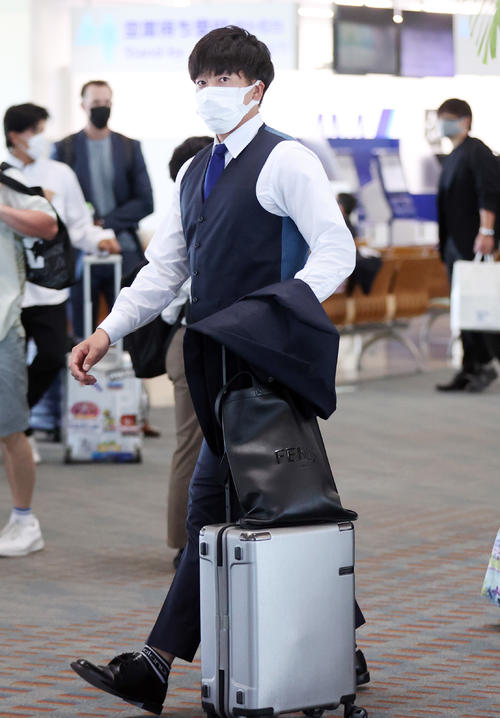 那覇空港から搭乗する巨人大勢（撮影・狩俣裕三）
