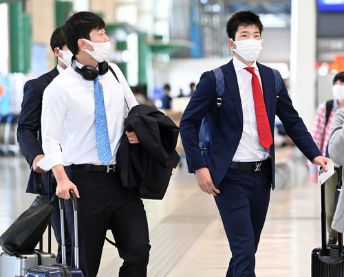 大阪へ移動する巨人戸郷（右）と畠（撮影・たえ見朱実）