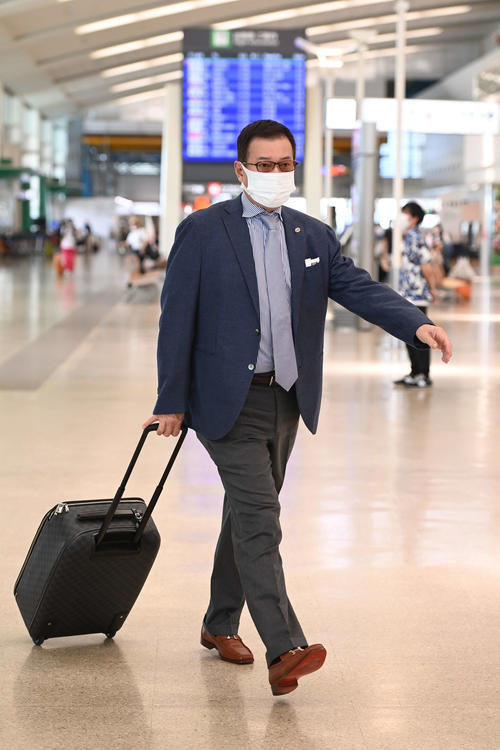 大阪へ移動する巨人原監督（撮影・たえ見朱実）