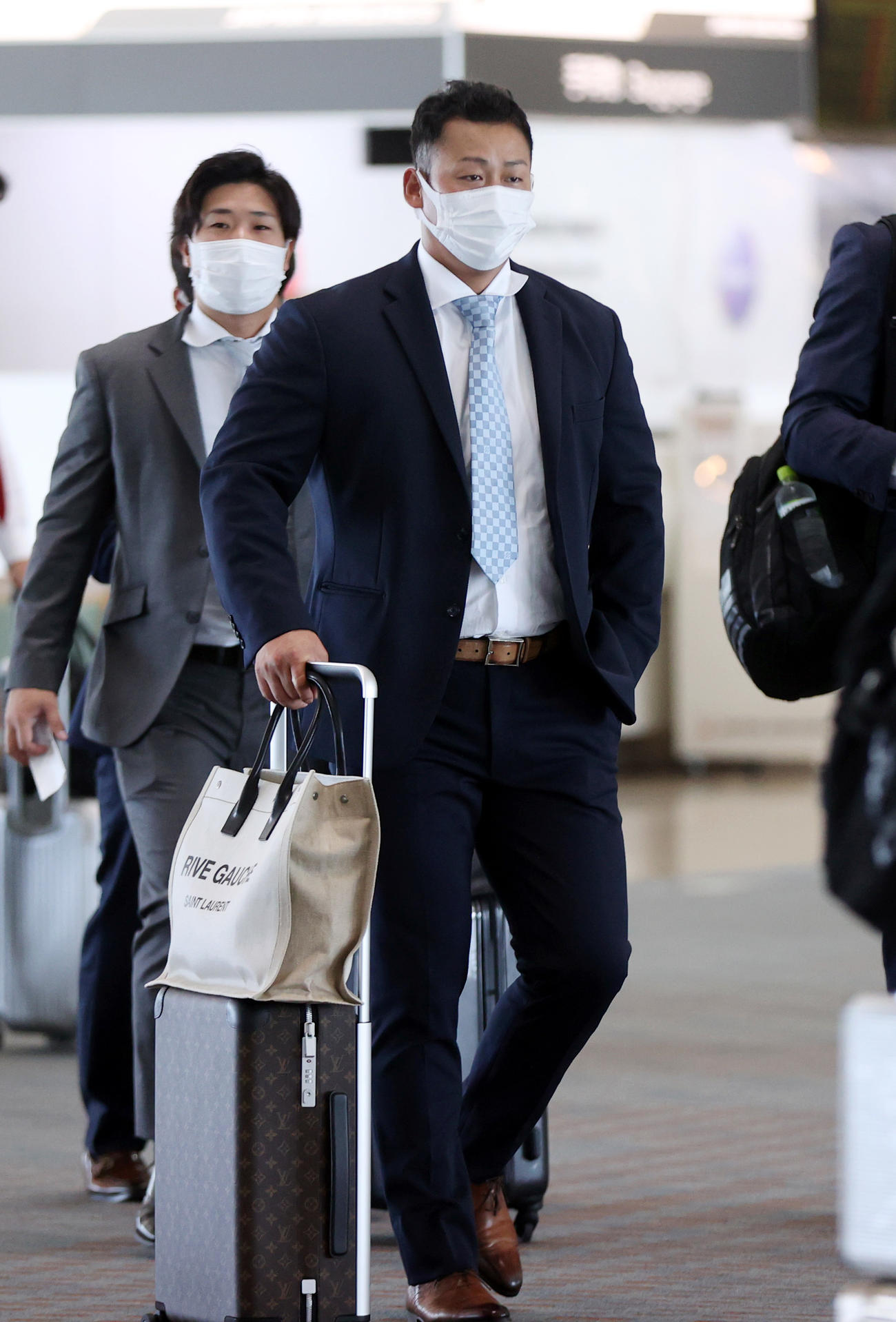 那覇空港から搭乗する巨人中田（撮影・狩俣裕三）