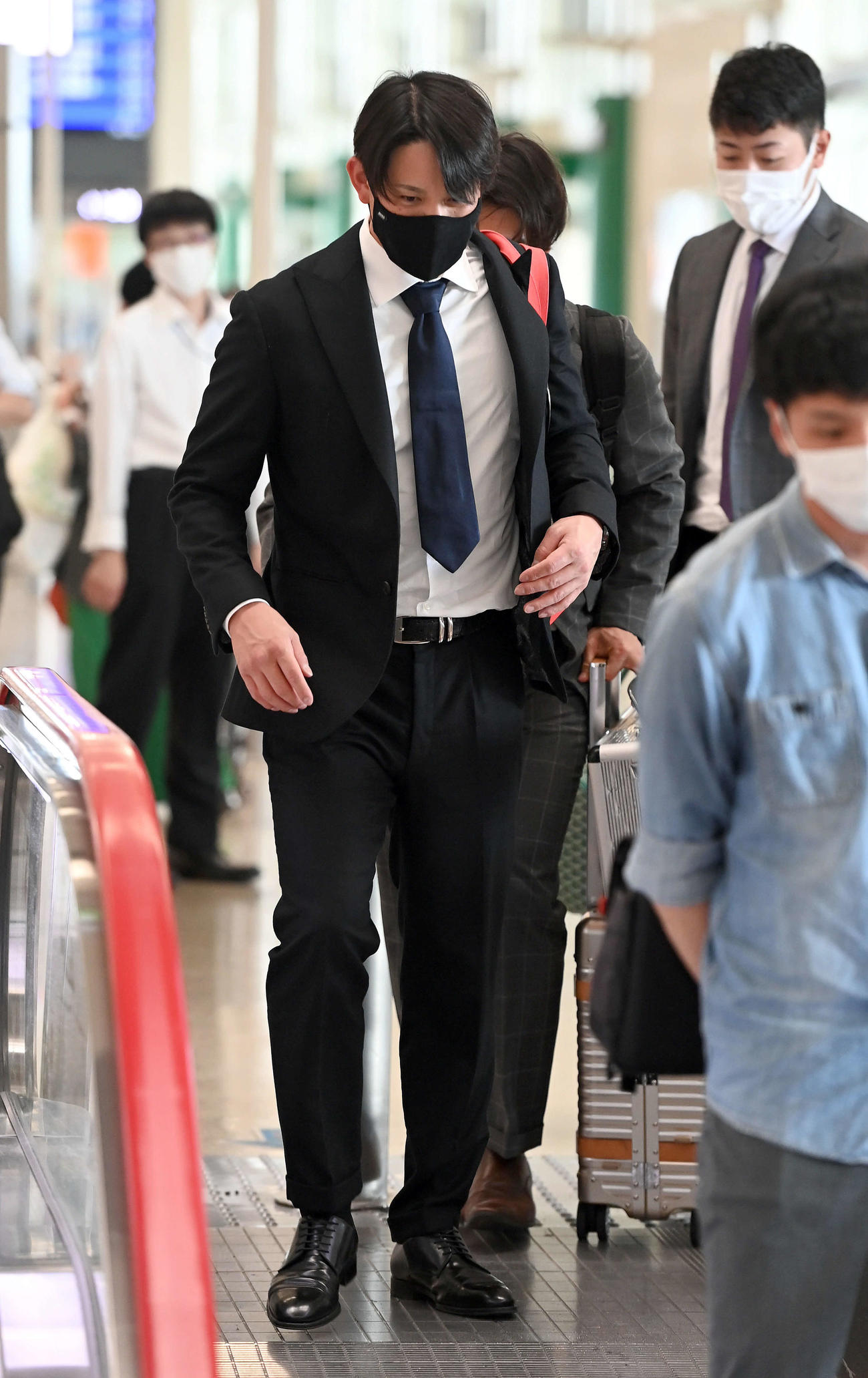 大阪へ移動する巨人小林（撮影・たえ見朱実）