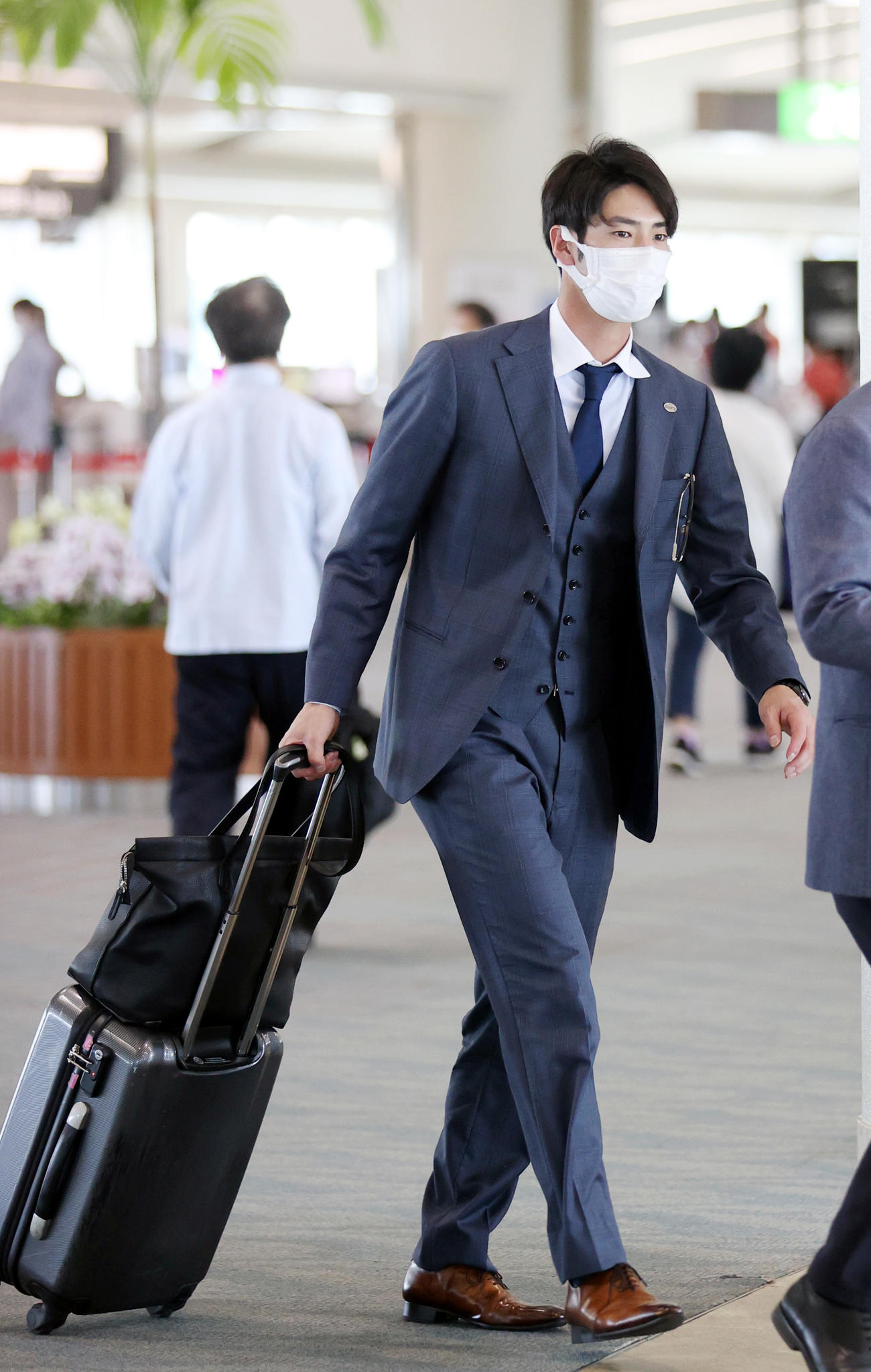 那覇空港から搭乗する巨人若林（撮影・狩俣裕三）