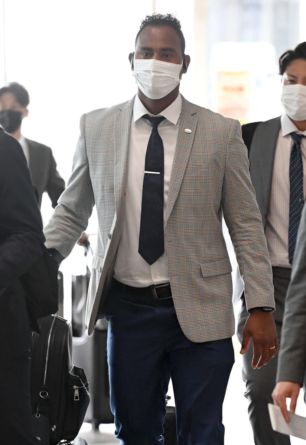 大阪へ移動する巨人メルセデス（撮影・たえ見朱実）