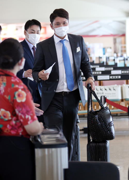 那覇空港から搭乗する巨人坂本（撮影・狩俣裕三）