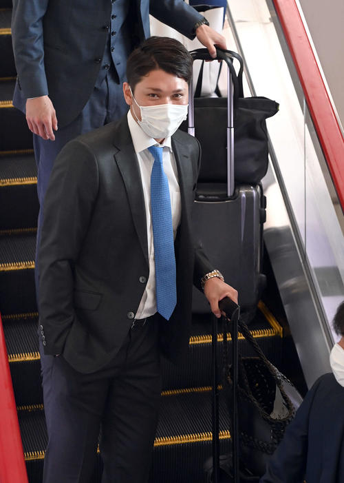 大阪へ移動する巨人坂本（撮影・たえ見朱実）