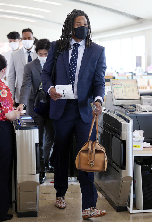 那覇空港から搭乗する巨人ウォーカー（撮影・狩俣裕三）