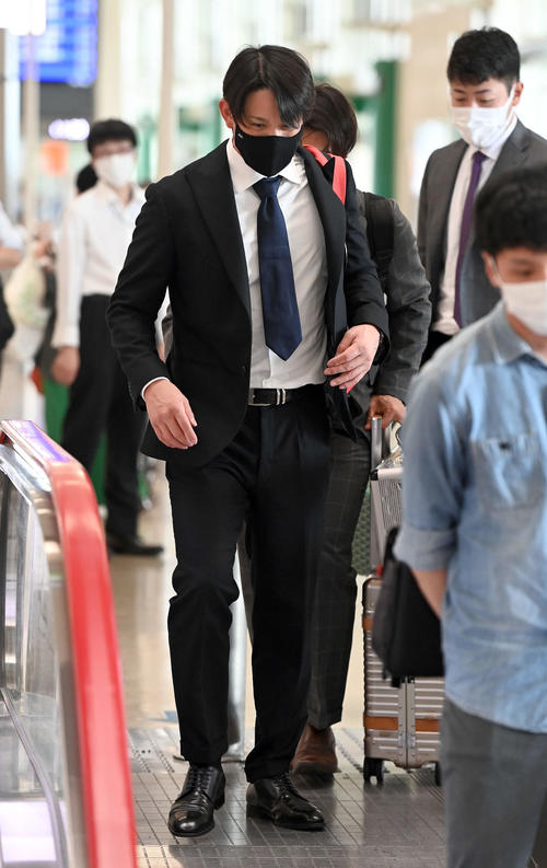 大阪へ移動する巨人小林（撮影・たえ見朱実）