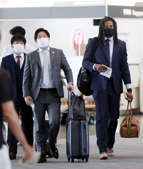 那覇空港から搭乗する、左から巨人増田大、鍬原、ウォーカー（撮影・狩俣裕三）