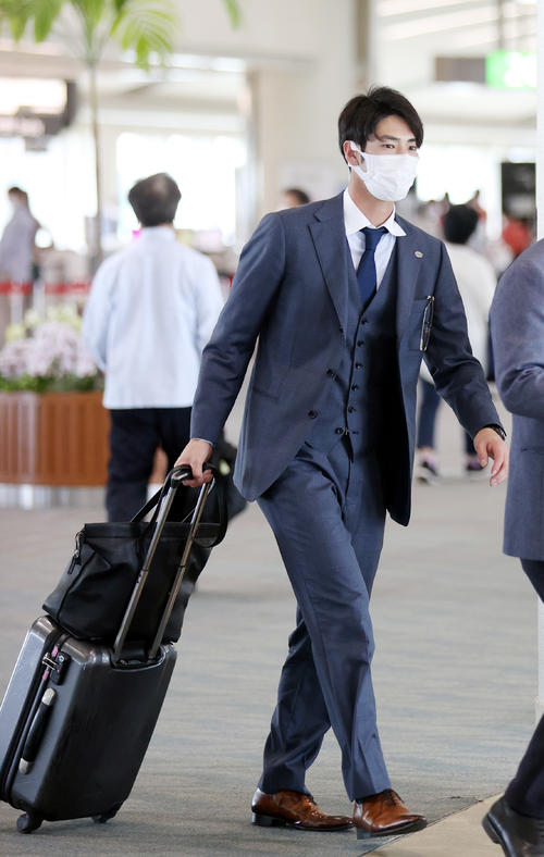那覇空港から搭乗する巨人若林（撮影・狩俣裕三）