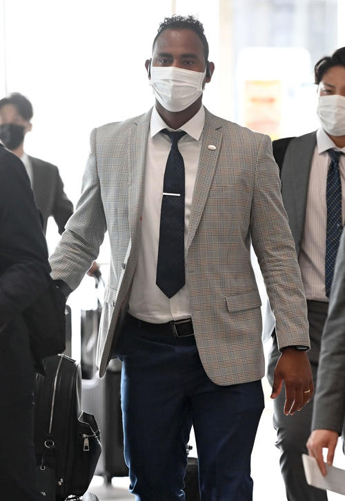 大阪へ移動する巨人メルセデス（撮影・たえ見朱実）