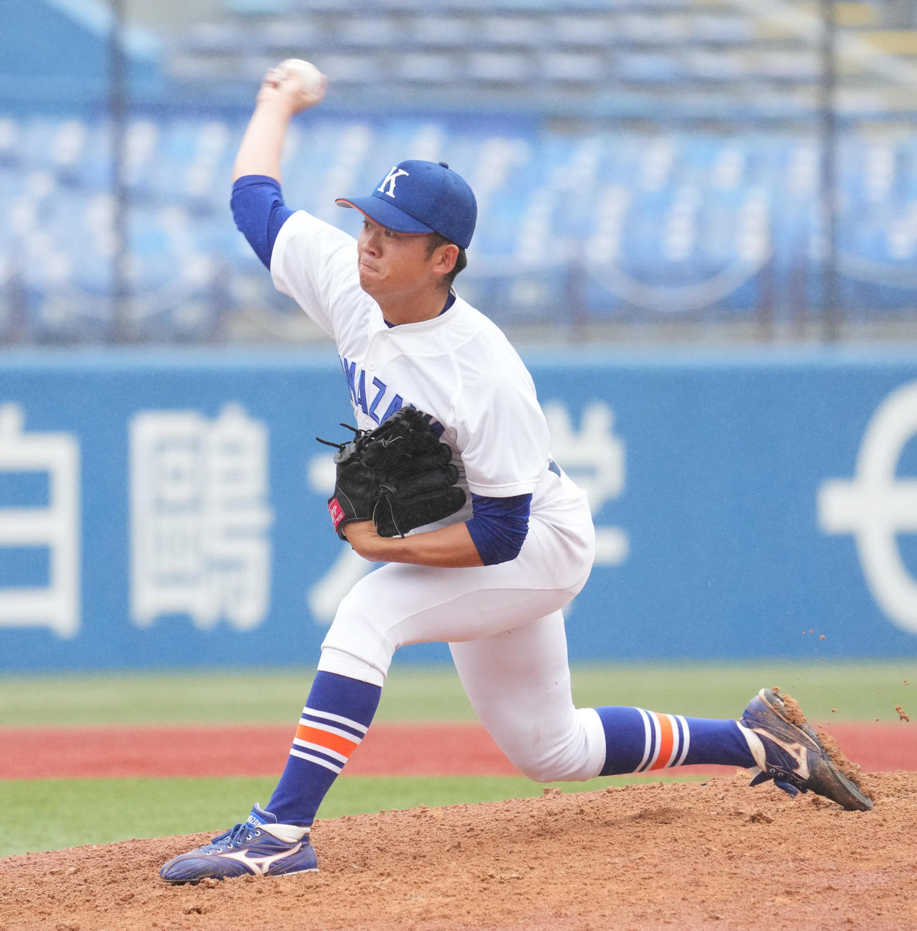 日大対駒大　力投する駒大・福山（撮影・菅敏）