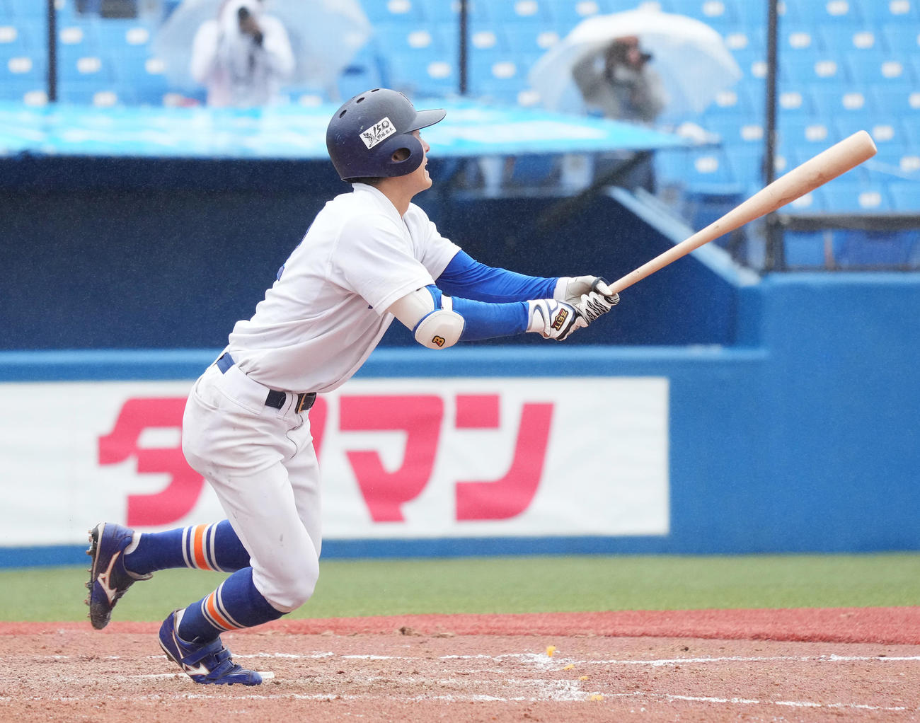 日大対駒大　7回裏駒大2死一、二塁、左中間に2点適時三塁打を放つ林琢（撮影・菅敏）