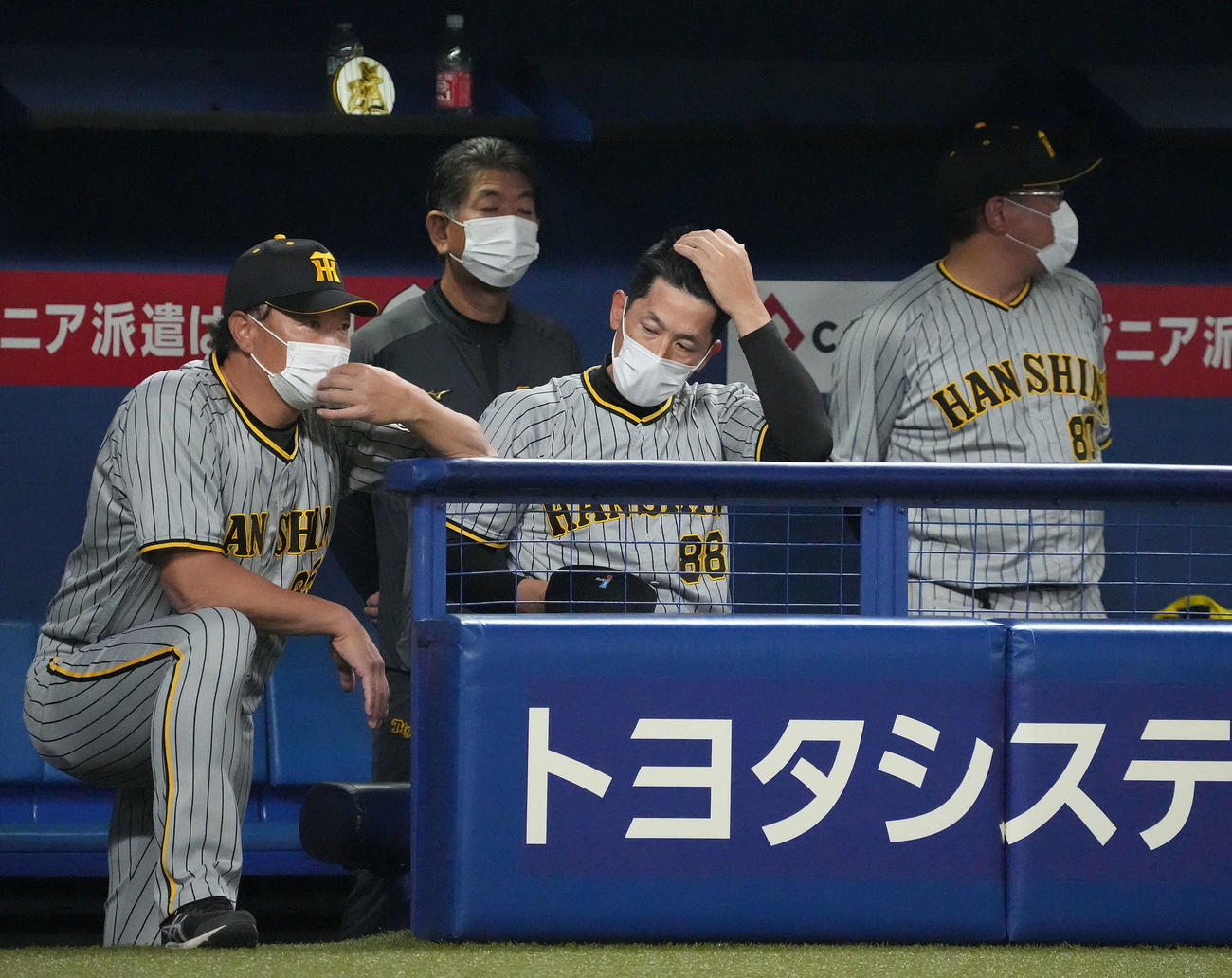 中日対阪神　4回裏、ベンチで頭をかく矢野監督（中央）（2022年4月13日撮影）