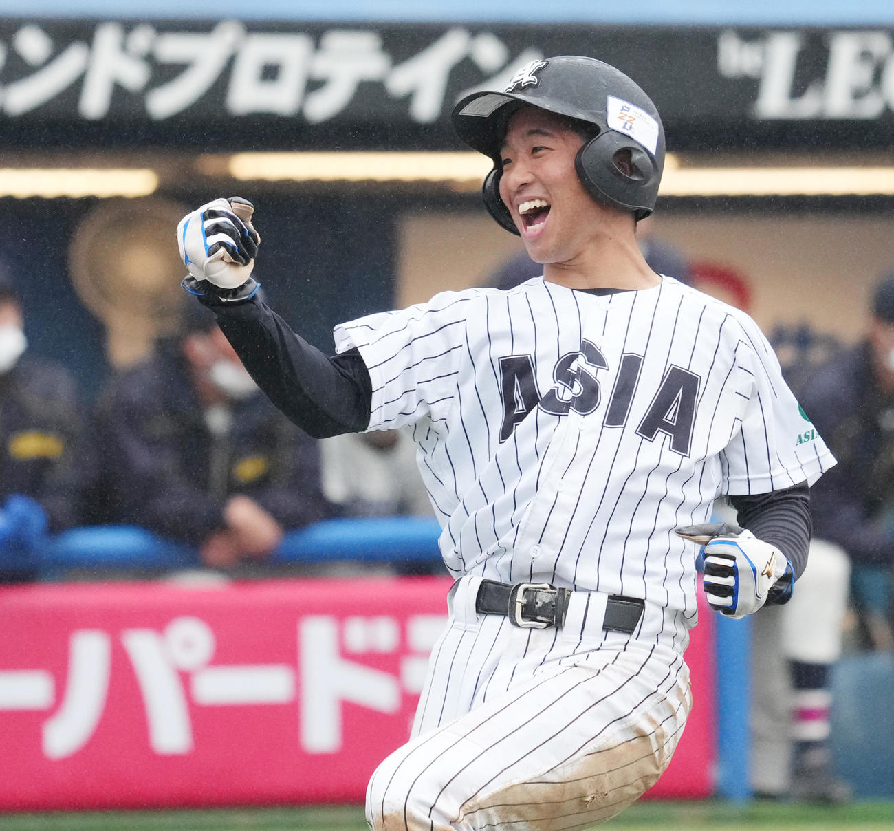 国学院大対亜大　3回裏亜大無死一、三塁、打者山下の時、本塁盗塁を決めガッツポーズを見せる三塁走者田中幹（撮影・菅敏）