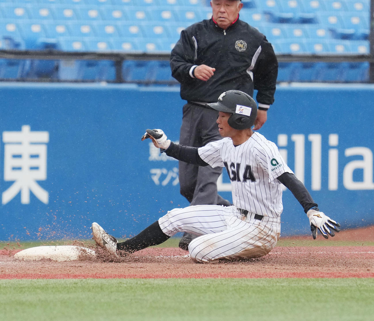 国学院大対亜大　6回裏亜大1死一、二塁、打者山下滉介の時、三塁盗塁を決める二塁走者田中幹（撮影・菅敏）