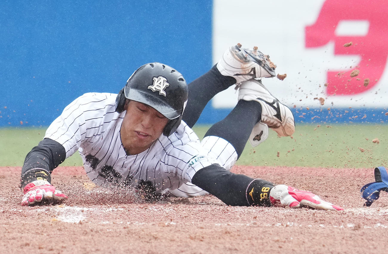 国学院大対亜大　1回裏亜大2死一、三塁、打者松浦の時、本塁盗塁を決める三塁走者天井（撮影・菅敏）
