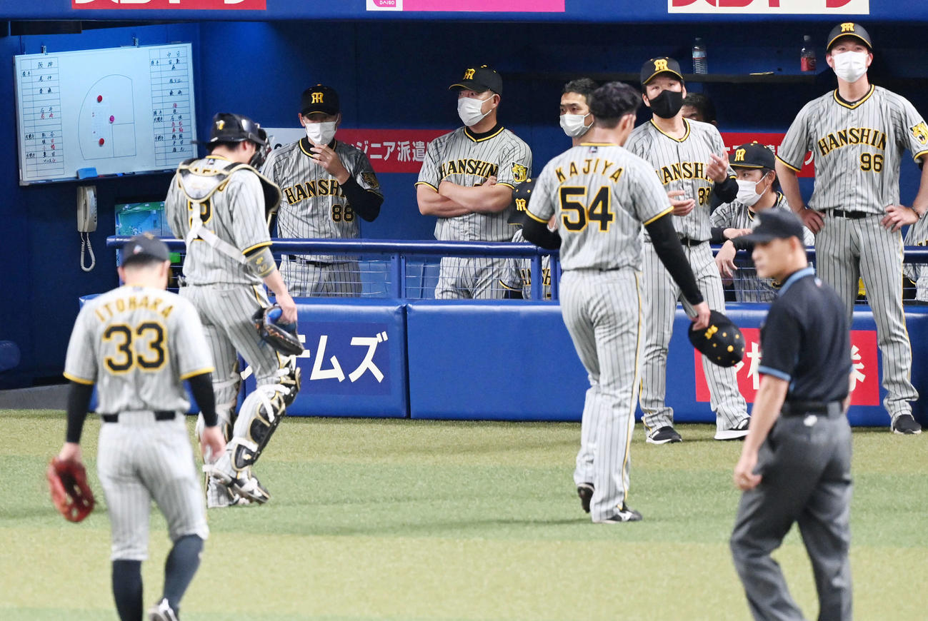 中日対阪神　中日にサヨナラ負けを喫して落胆する矢野監督（奥左）ら（撮影・前岡正明）