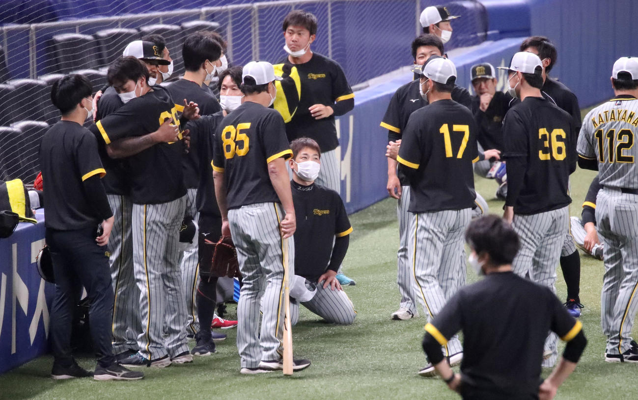 中日対阪神　ミーティングを行う阪神投手陣。岩崎投手はたまたまひざまずいているだけで、皆からイジられているわけではありません（撮影・加藤哉）