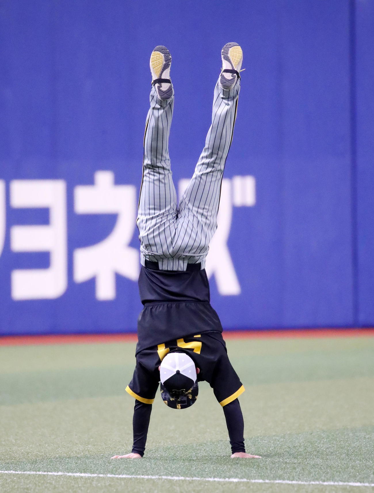 中日対阪神　倒立歩行する中野（撮影・加藤哉）
