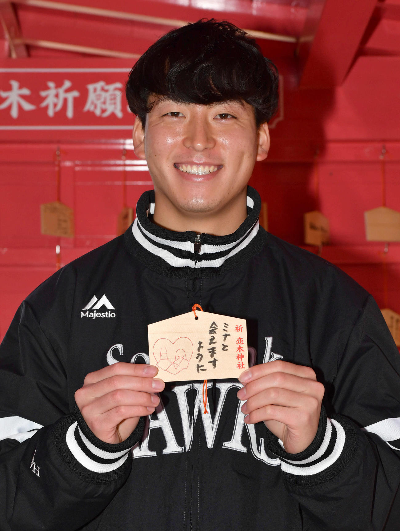 キャンプ休日に恋木神社を参拝し、書いた絵馬を披露する大竹風雅（2022年2月4日撮影）