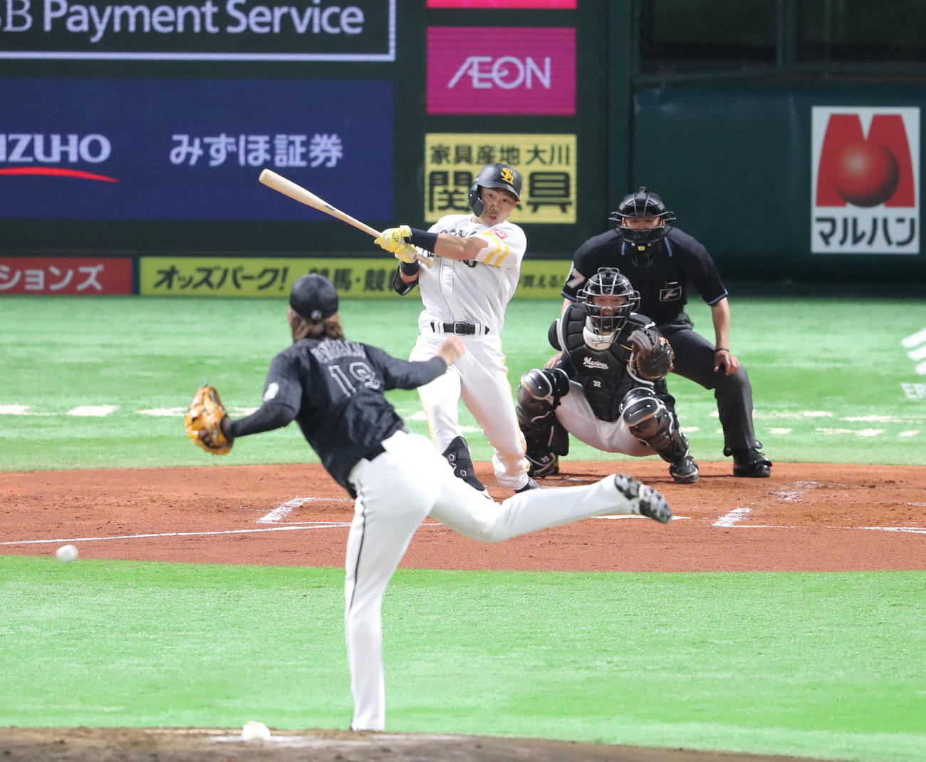 ソフトバンク対ロッテ　1回裏ソフトバンク1死三塁、中村晃は右前に先制適時打を放つ（撮影・梅根麻紀）
