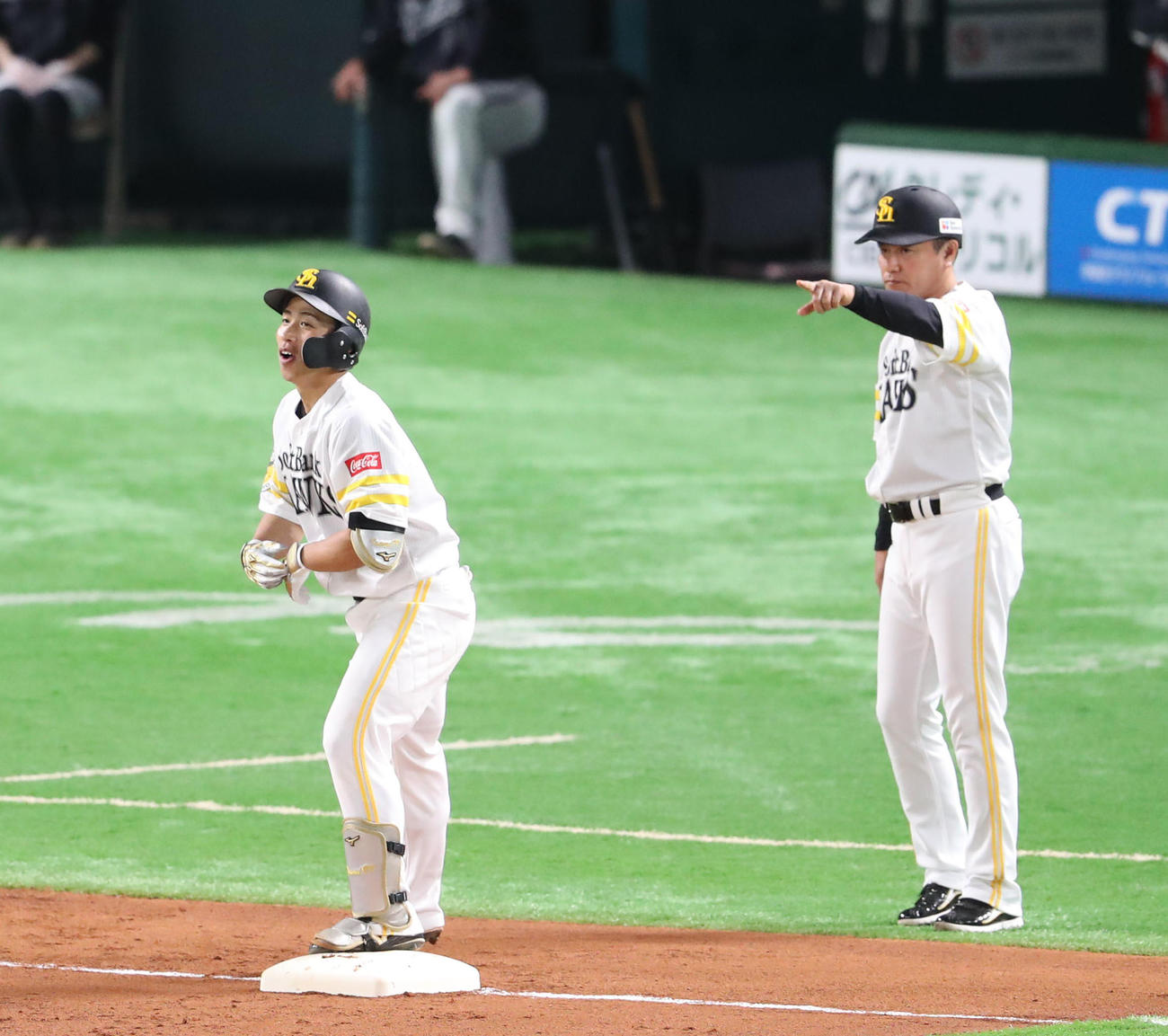 ソフトバンク対ロッテ　1回裏ソフトバンク1死、野村勇は中越え三塁打を放つ（撮影・梅根麻紀）