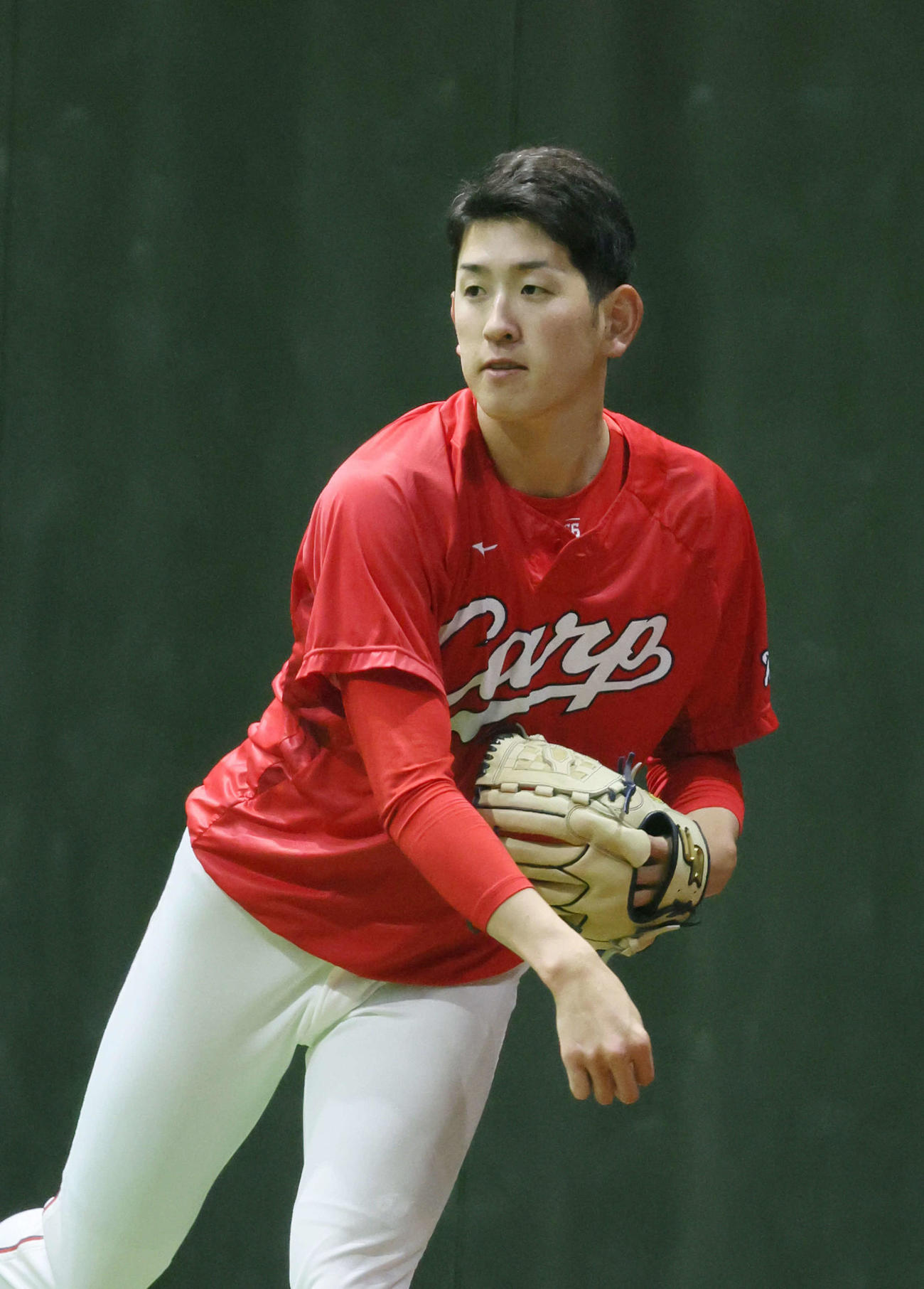 投手指名練習でキャッチボールをする広島遠藤（撮影・加藤孝規）