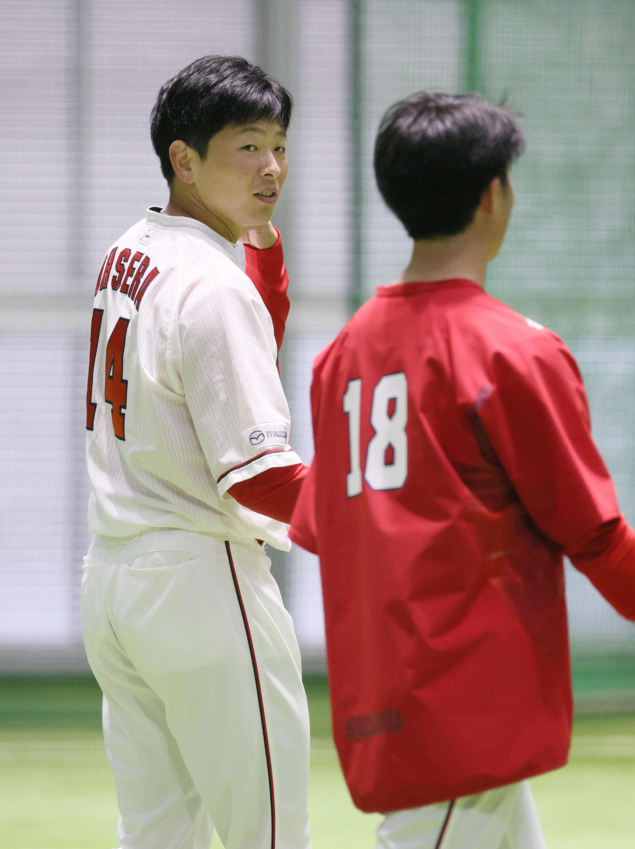 投手指名練習中、森下に声をかける広島大瀬良（左）（撮影・加藤孝規）