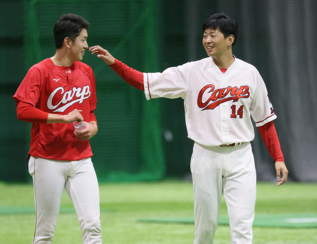 練習中、遠藤に声をかける広島大瀬良（右）（撮影・加藤孝規）