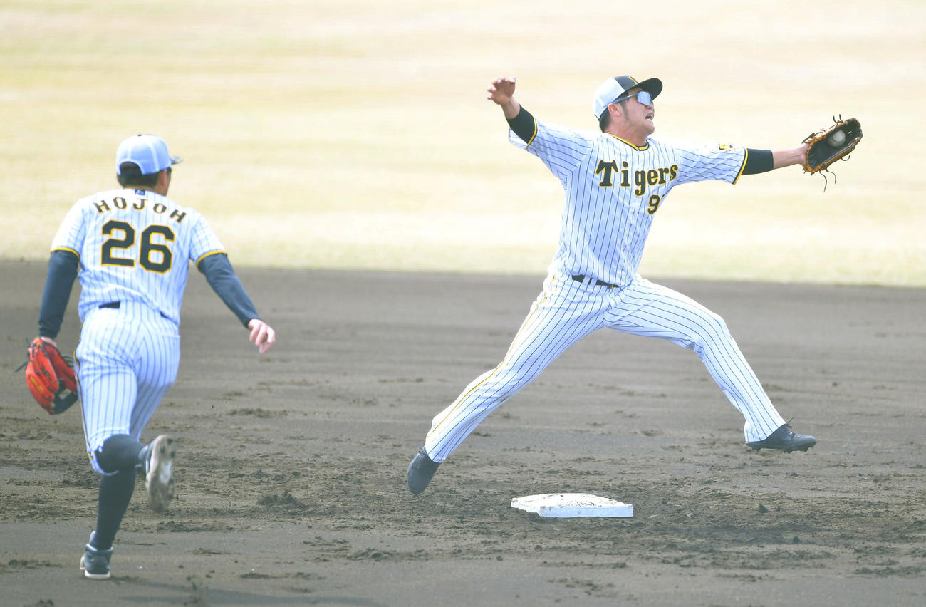 遊撃守備に入り、阪神北條（左）のトスを受ける小野寺（代表撮影）