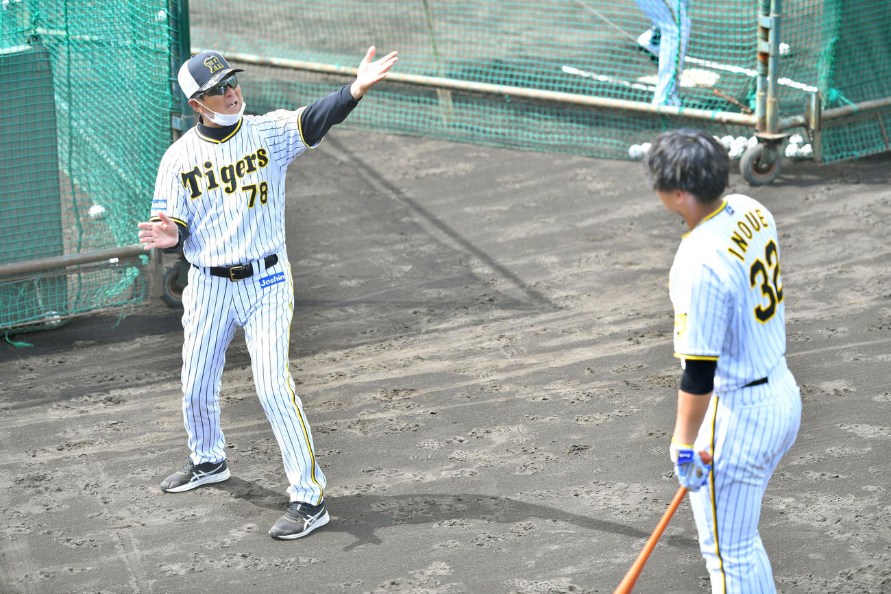 阪神井上（右）を指導する平田2軍監督（代表撮影）