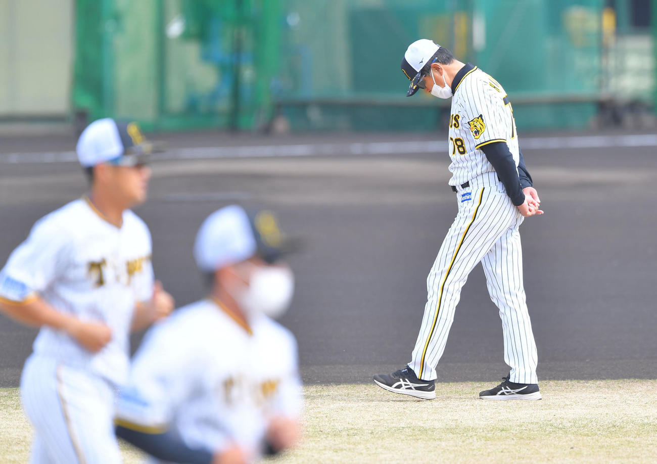 要員不足で試合が中止となり、うつむく阪神平田2軍監督（代表撮影）