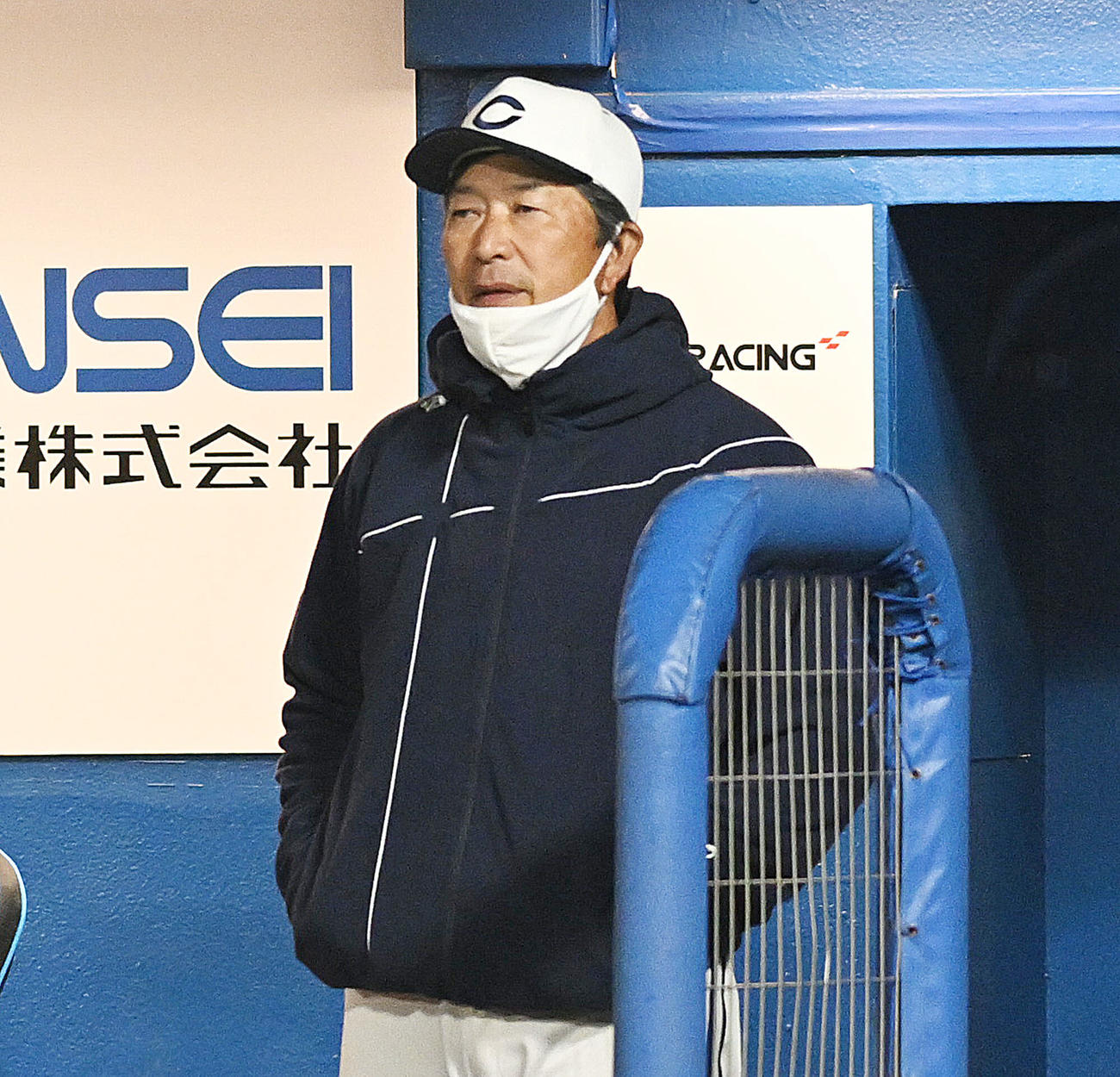 青学大対中大　戦況を見守る中大・清水監督（撮影・滝沢徹郎）