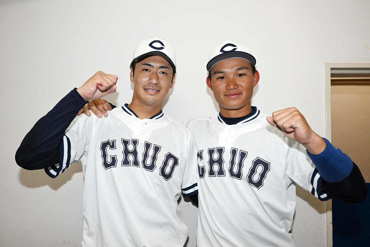 サヨナラ勝ちした中大・西舘（左）と森下（撮影・滝沢徹郎）