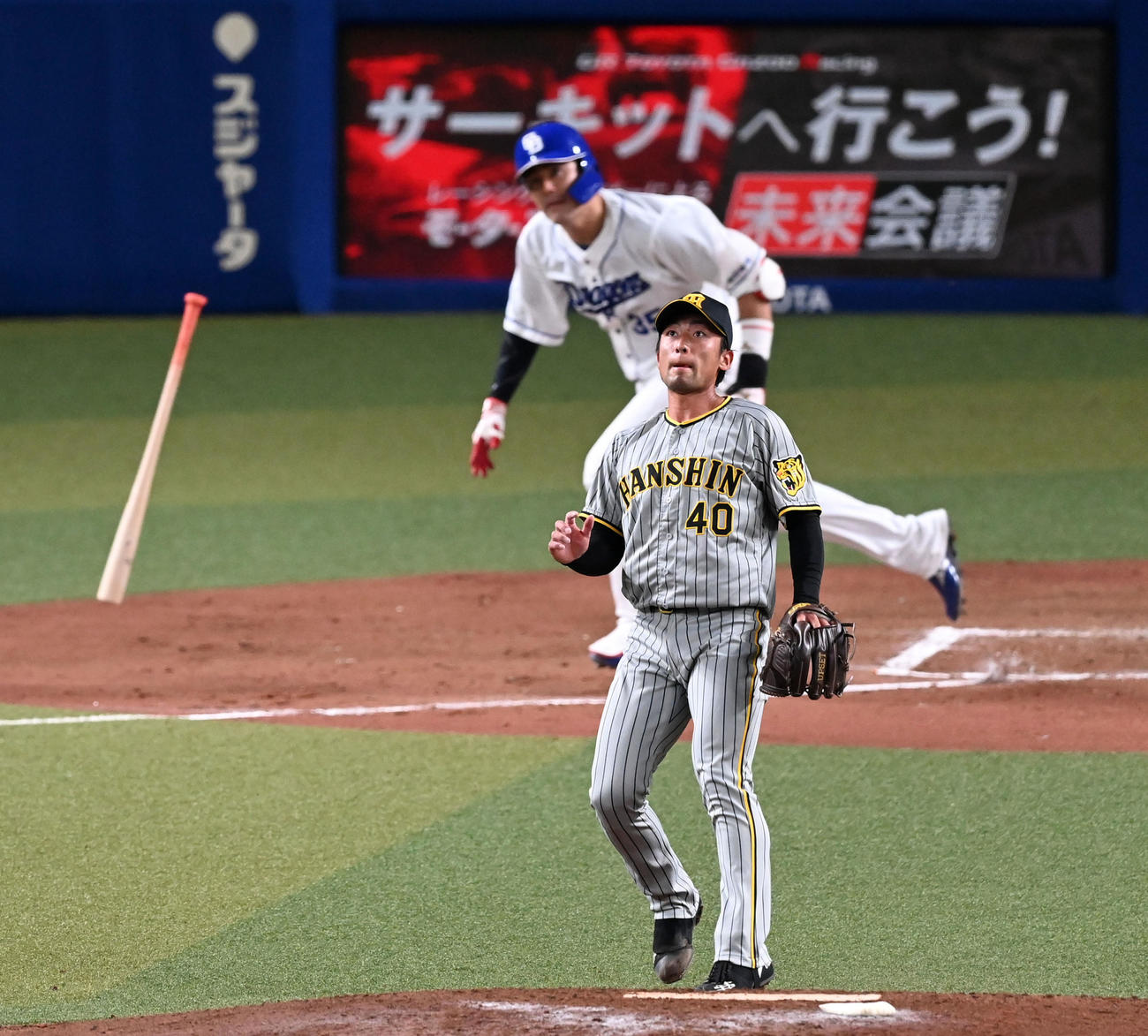 中日対阪神　3回裏中日1死二、三塁、木下に中適時2点二塁打を打たれ打球の方向を見る尾仲祐（撮影・前岡正明）