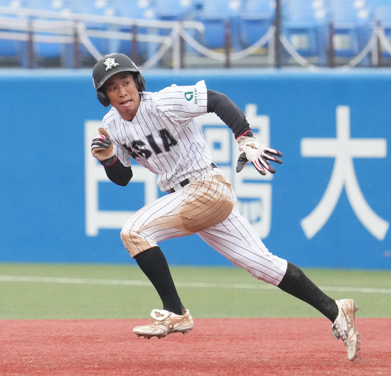 国学院大対亜大　8回裏亜大無死一、三塁、打者天井一輝の時、二塁盗塁を決める一塁走者田中幹（撮影・菅敏）