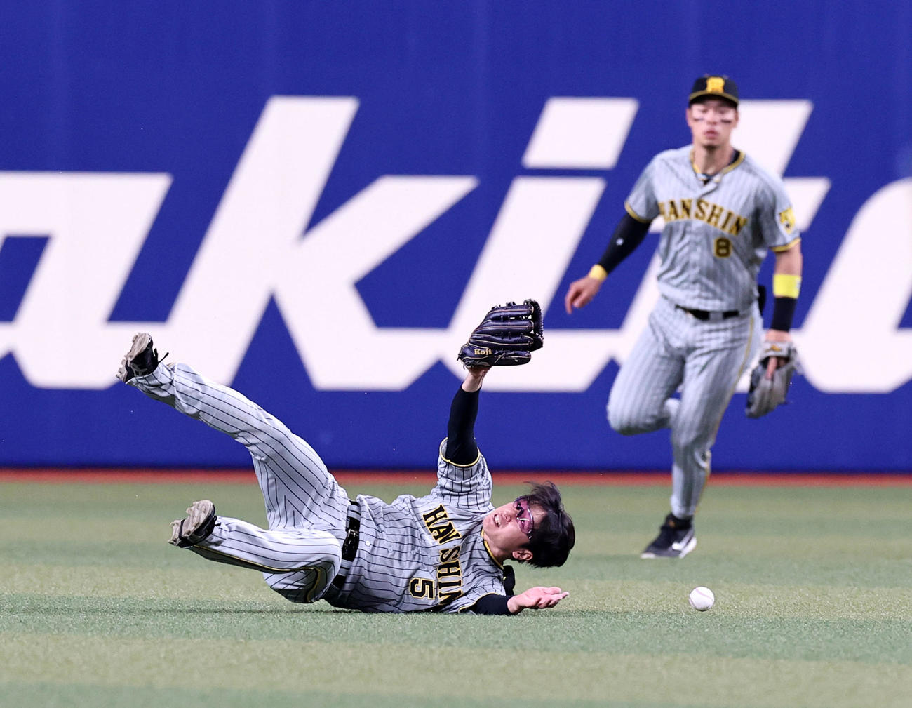 中日対阪神　5回裏中日2死、近本は石川昂の飛球にダイビングするが捕球出来ず安打となる（撮影・加藤哉）